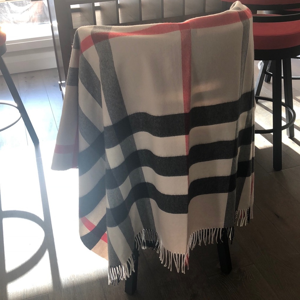 ⭐️ Burberry cashmere cape - Picture 2 of 8